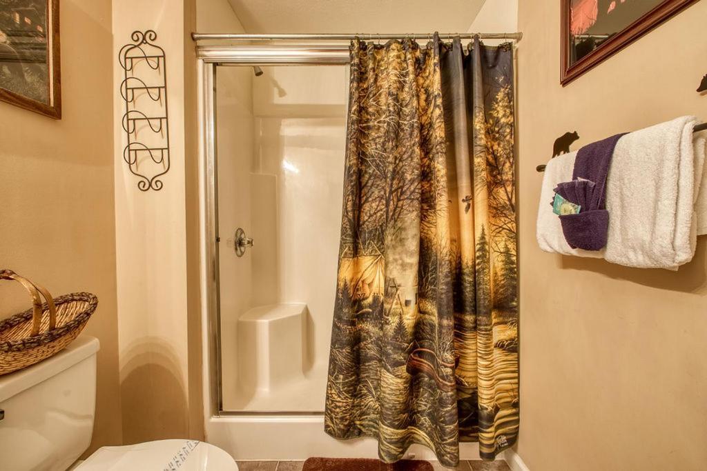Rock Of Ages, Hot Tub, Game Room, Wifi, 1089 Free Tickets Each Paid Day, Dollywood And More Pigeon Forge Extérieur photo