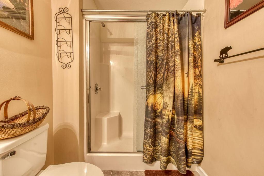Rock Of Ages, Hot Tub, Game Room, Wifi, 1089 Free Tickets Each Paid Day, Dollywood And More Pigeon Forge Extérieur photo